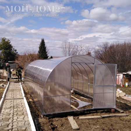 Теплица Восточная Усиленная 8 метров с поликарбонатом | Мой-Дом27 | Каркас изготовлен из оцинкованной замкнутой трубы 20*20 мм.<br>
 Ширина - 3 метра. Высота - 2,1 метра. Длина 8 метров. <br>
 Выдерживаемая снеговая нагрузка - 150 кг/м2. Выдерживаемая ветровая нагрузка - до 20 м/с.<br>
 Расстояние между дугами 0,65 метра. Толщина металла дуг 1,2 мм. Ширина двери 0,96 метра.<br>